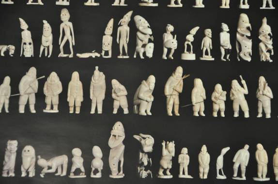 Bonequinhos brancos, conhecido artesanato groelandes em loja de Nuuk, capital da Groelândia